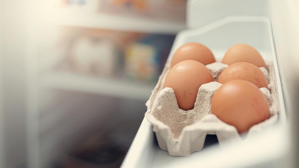 Ni en la puerta del frigorífico ni con la punta hacia arriba: sólo hay una forma correcta de guardar los huevos