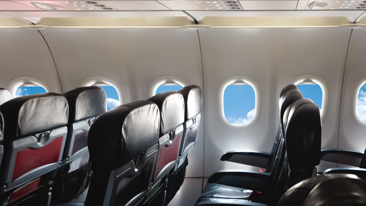 Un pasajero dice &quot;basta&quot; a la gente que reclina sus asientos en pleno vuelo y da con un método que muchos ya califican de icónico