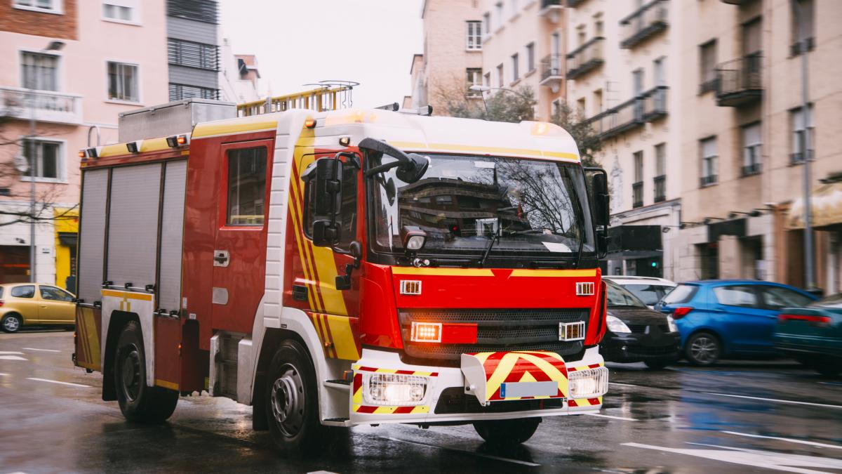 Un gran incendio devora las cocheras de autobuses municipales en Burgos