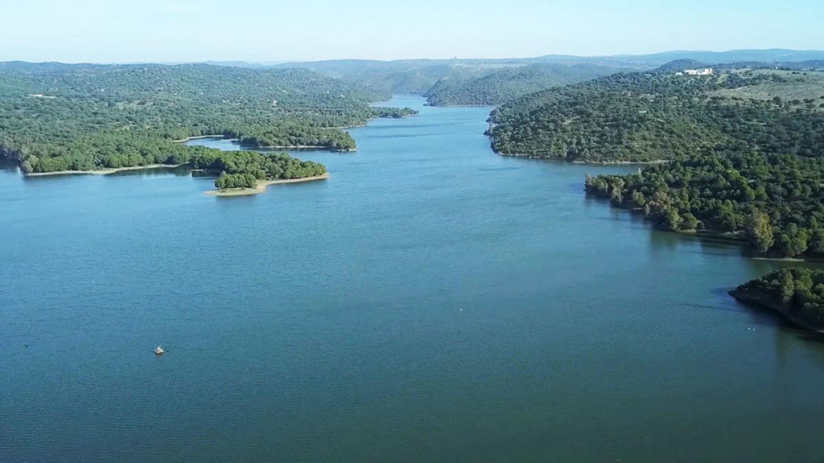 El embalse con las reservas de agua a rebosar situado en la zona más ...