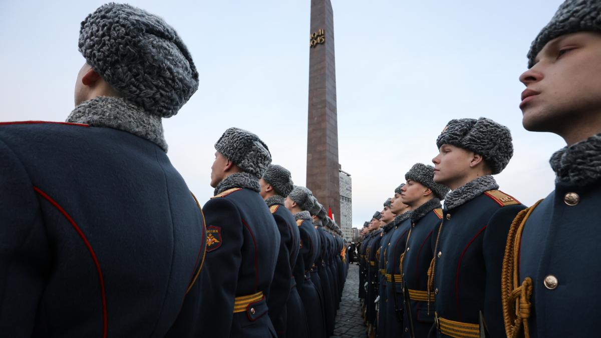 Putin necesita más hombres para la guerra, así que pasa al plan B