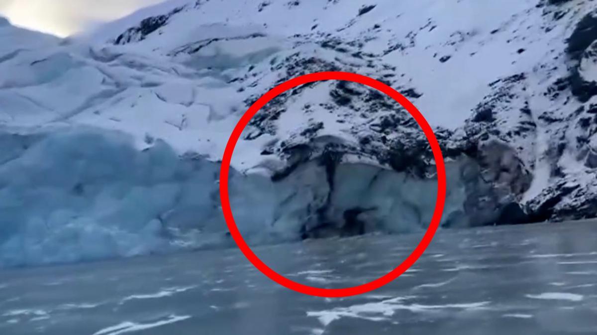 Un trozo de glaciar se desprende y deja rodeados a dos patinadores en ...