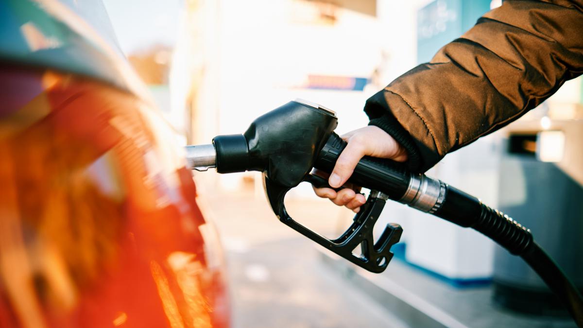 Francia tampoco quiere un tope al precio del combustible, pero solo por sugerir regular sus márgenes ya tiene a las gasolineras en pie de guerra: "Es un texto injusto"