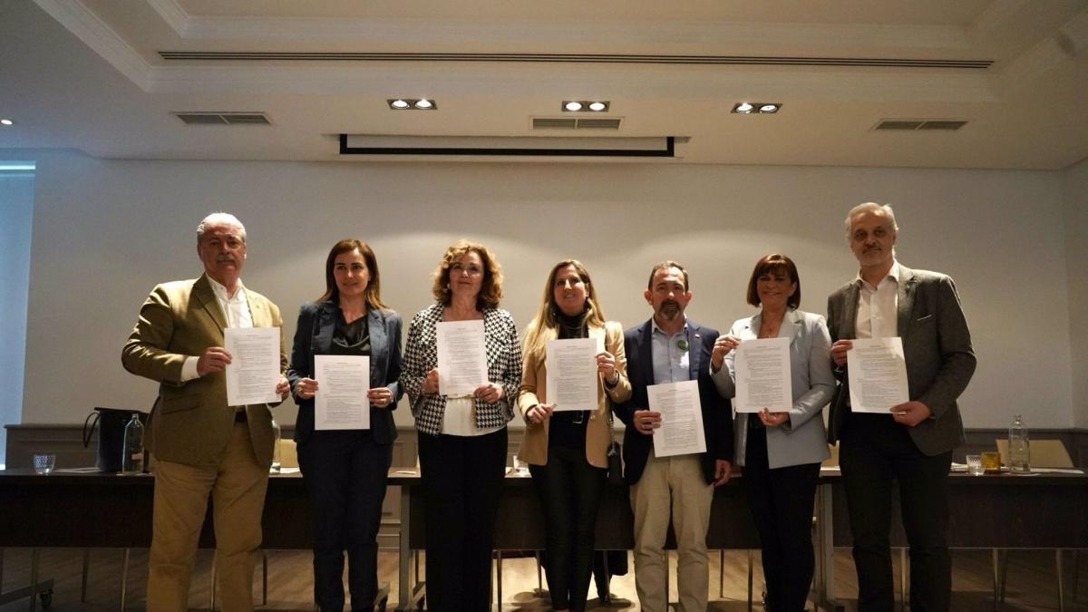 Un centenar de cargos y excargos críticos de Vox se rebelan contra ...