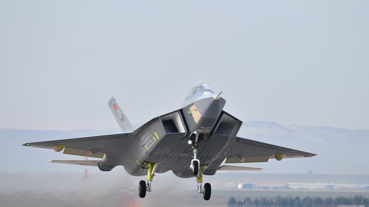 La 'fábrica oscura' china que duplica la producción del caza furtivo J-20 reduce un 80% el trabajo humano: el modelo para fabricar 1.000 aviones en 2030