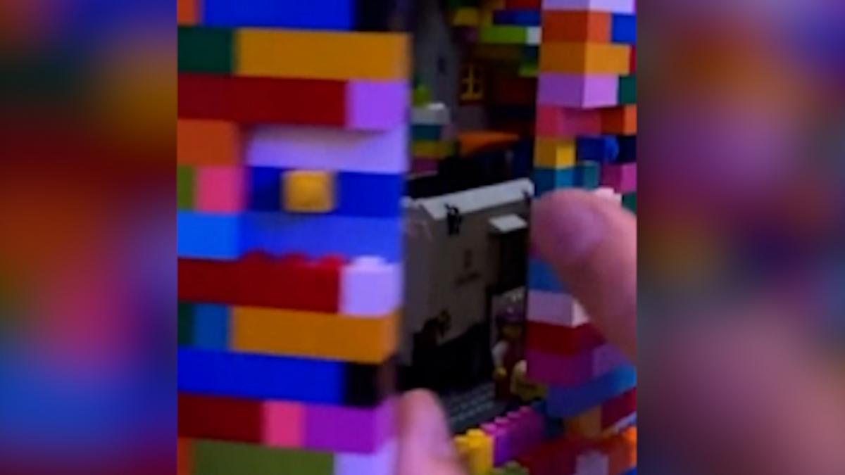 Ve una pared rota con un agujero y solo necesita unos cuantos LEGOs ...