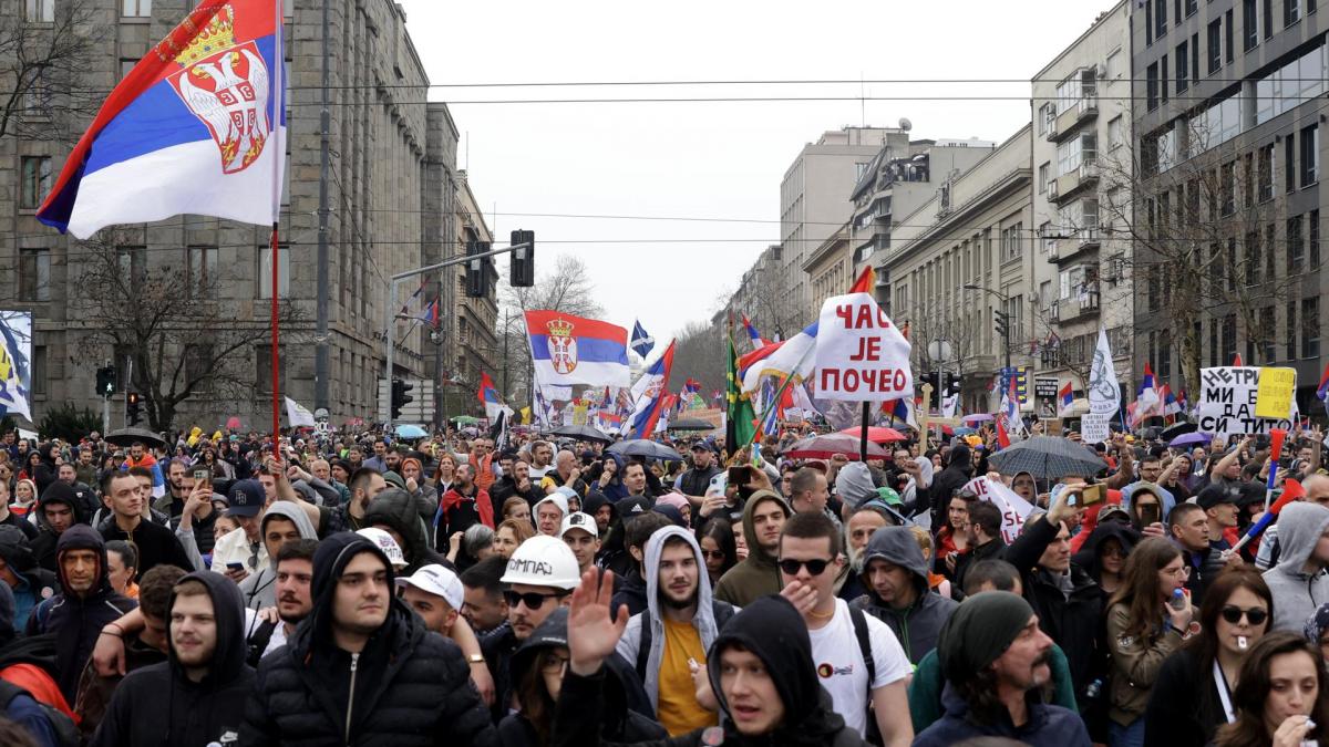 Cientos de miles de personas se congregan en Belgrado contra el ...