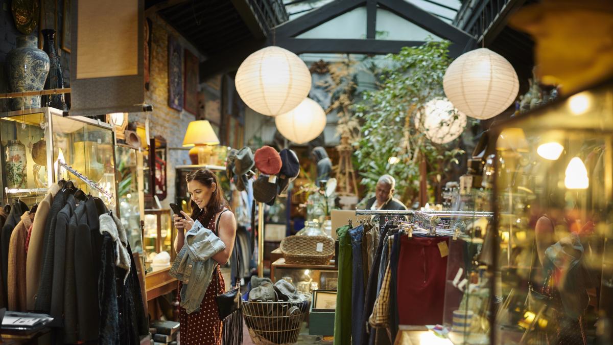 Yann Touvay, anticuario barcelonés de 18 años: "Las antigüedades tienen alma. La gente se está cansando de rodearse de objetos industriales cada vez más idénticos"