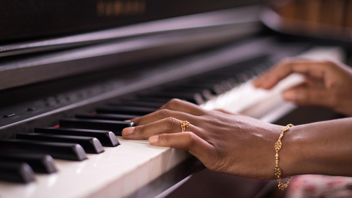 Jesús Martín-Fernández, neurocirujano pionero en España: "La música es lo más emergente de las capacidades humanas y no tiene un punto concreto en el cerebro: operar a un paciente tocando el piano es un error"