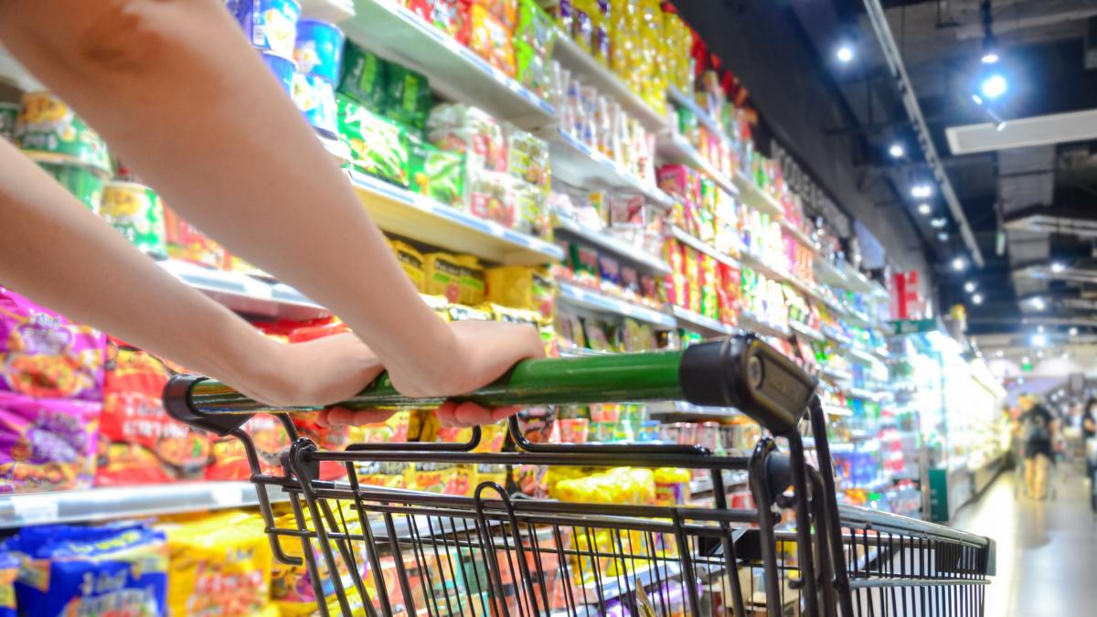 ‘Backwards shopping’, el último fenómeno viral: empezar por vaciar la nevera antes de ir al supermercado promete un ahorro de hasta 700 euros al año