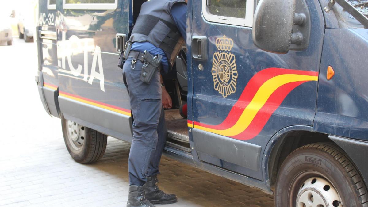 Detenidos dos matrimonios por dejar a sus hijos menores en un coche para irse de fiesta por Madrid
