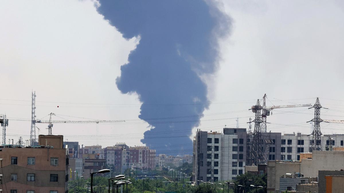 Irán denuncia ataques contra una refinería horas después de la entrada en vigor del alto el fuego