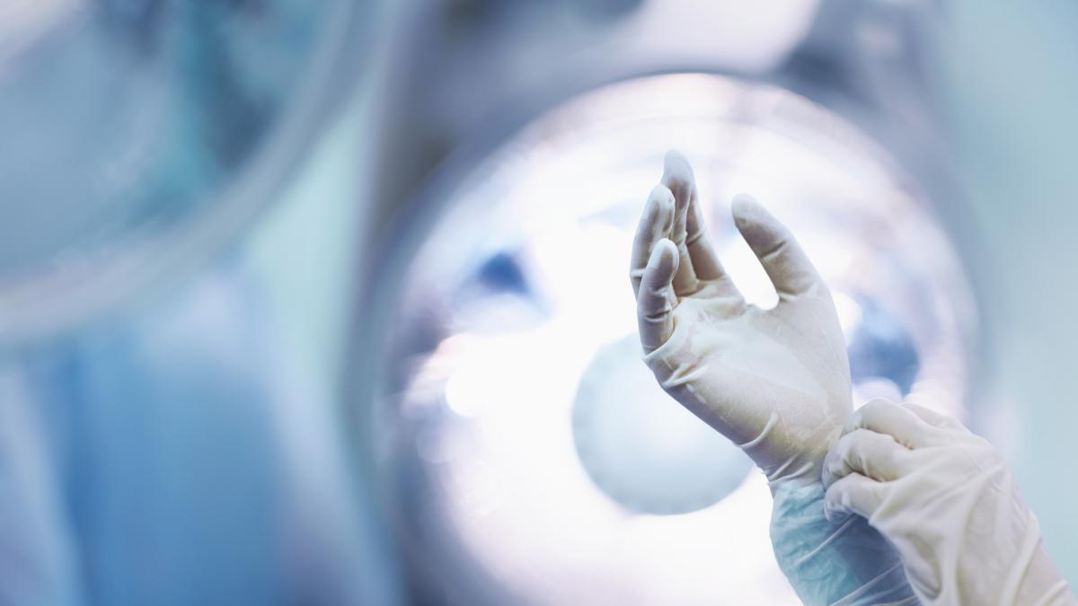 Operada despierta y sin hablar el idioma de los médicos: una