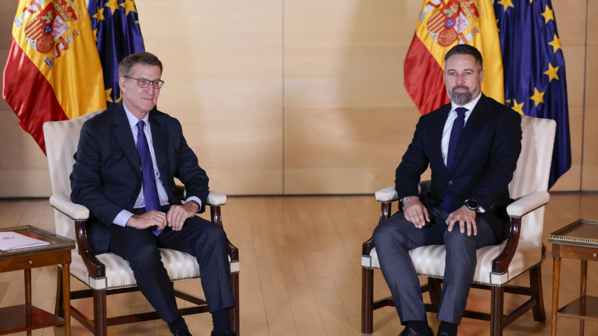 Feijóo telefonea a Abascal para preparar el relevo de Mazón, pero no acuerdan ningún nombre