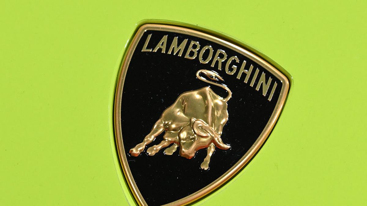 Se topa con un Ferrari y un Lamborghini en su jardín y se destapa una trama criminal con tres detenidos