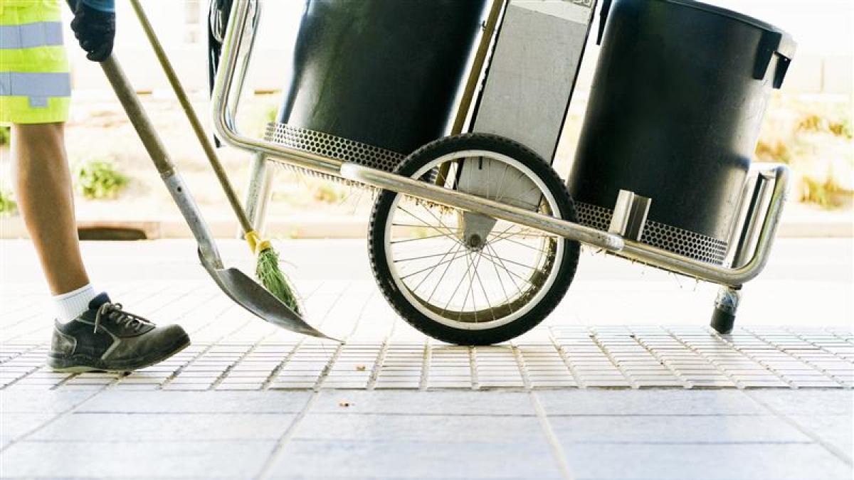 La Seguridad Social denegó la pensión a una barrendera que no puede estar de pie por una hipocalcemia: la justicia le da la razón y cobrará el 55% de su base de 1.110 euros