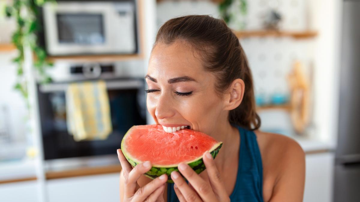 Tiene un 92% de agua, aporta el 25% de la vitamina C diaria y mejora la función vascular: lo que un estudio confirma sobre la sandía