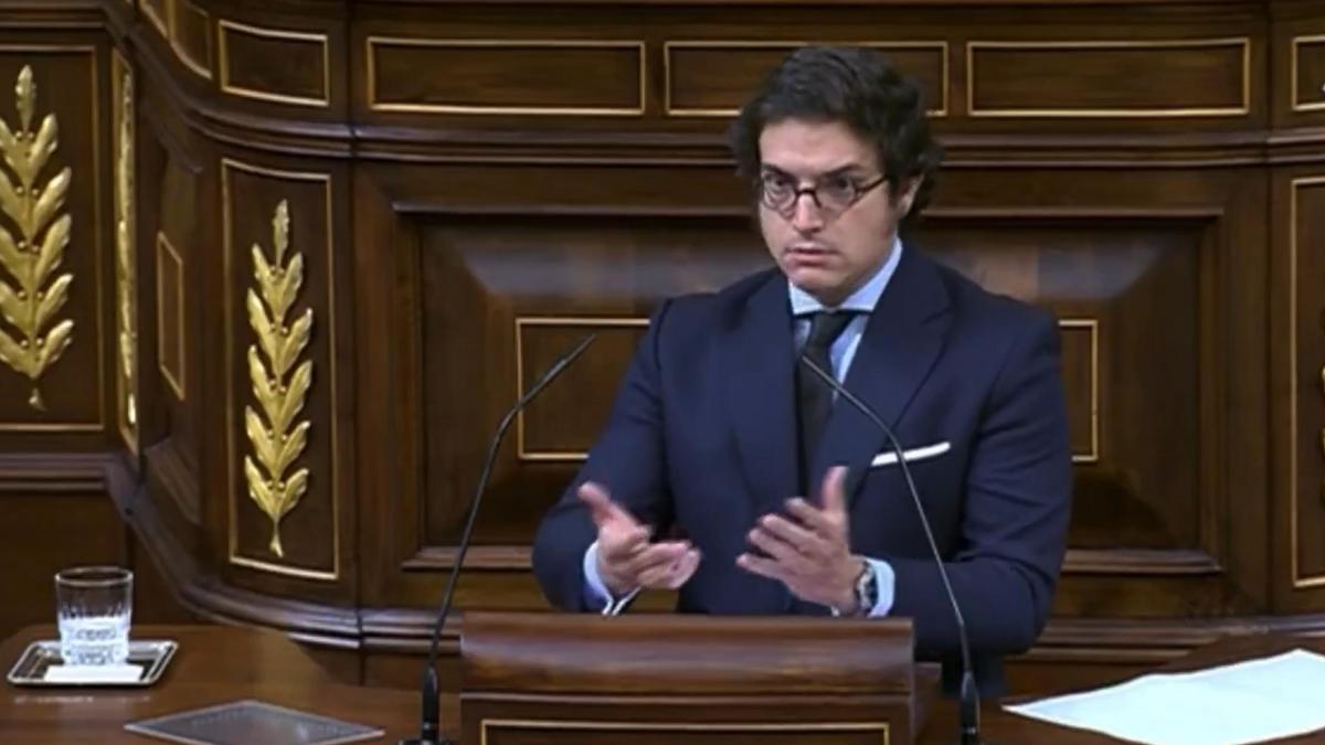 Figaredo (Vox) hace este discurso sobre un pleno en julio y un diputado de  Sumar no puede evitar decirlo