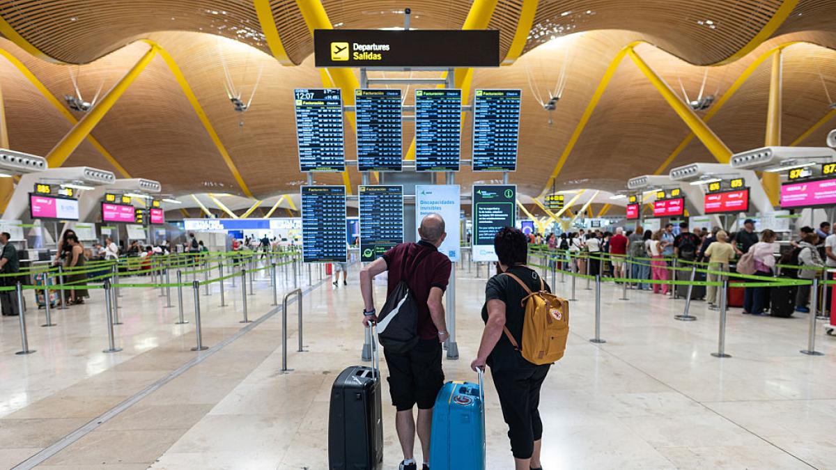 Se fija en los techos del aeropuerto de Madrid y descubre algo que muchos no saben