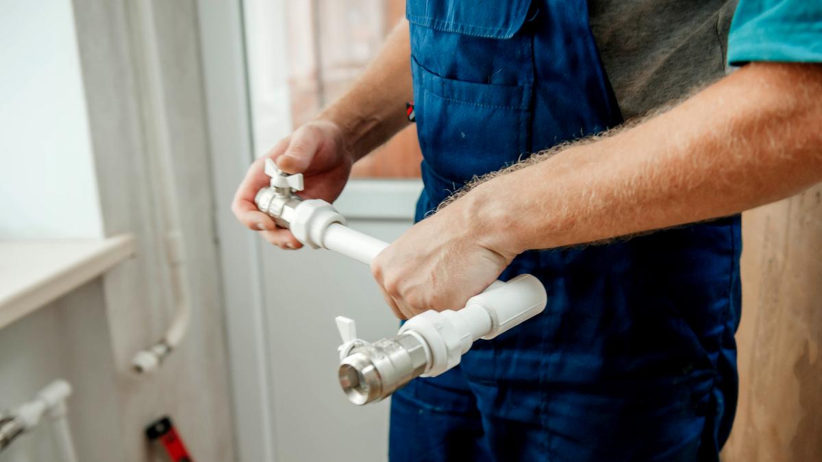 Directivos animan a fontaneros, carpinteros y electricistas a abrazar a la IA: afirman que ganarán mucho dinero