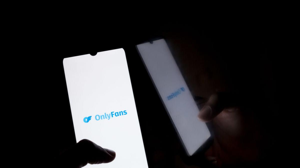 8 horas al día respondiendo desde Kenia a hombres que creen hablar con creadoras de OnlyFans: así trabajan por 400 dólares al mes los nuevos 'chatters' de la industria del contenido adulto