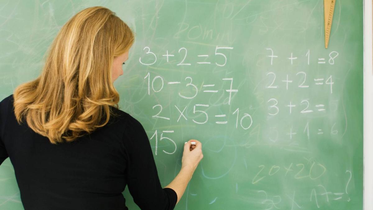 Cambian a una profesora de escuela 23 veces en 23 años hasta que dice basta: &quot;Me jubilo pronto, arruinaron mi carrera&quot;