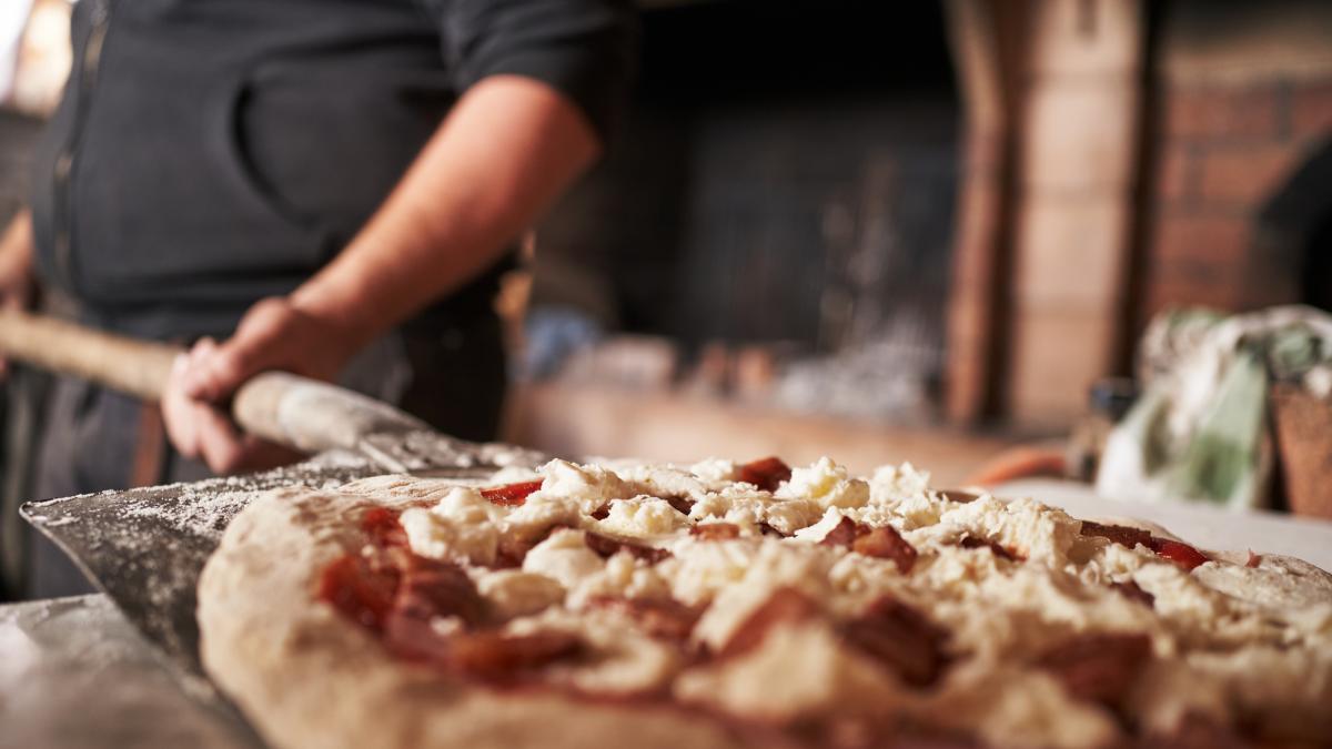 Tony, pizzero mallorquín que vende 2.500 pizzas a la semana:  No hay personal que quiera trabajar en hostelería. Si no mejorábamos las condiciones, la gente se nos iba 