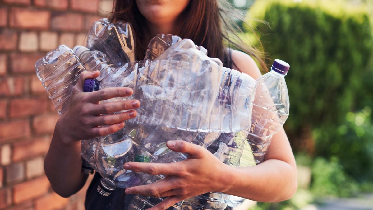 Adiós al gran problema con las botellas de plástico: investigadores dan con un proceso que podría transformar su papel final