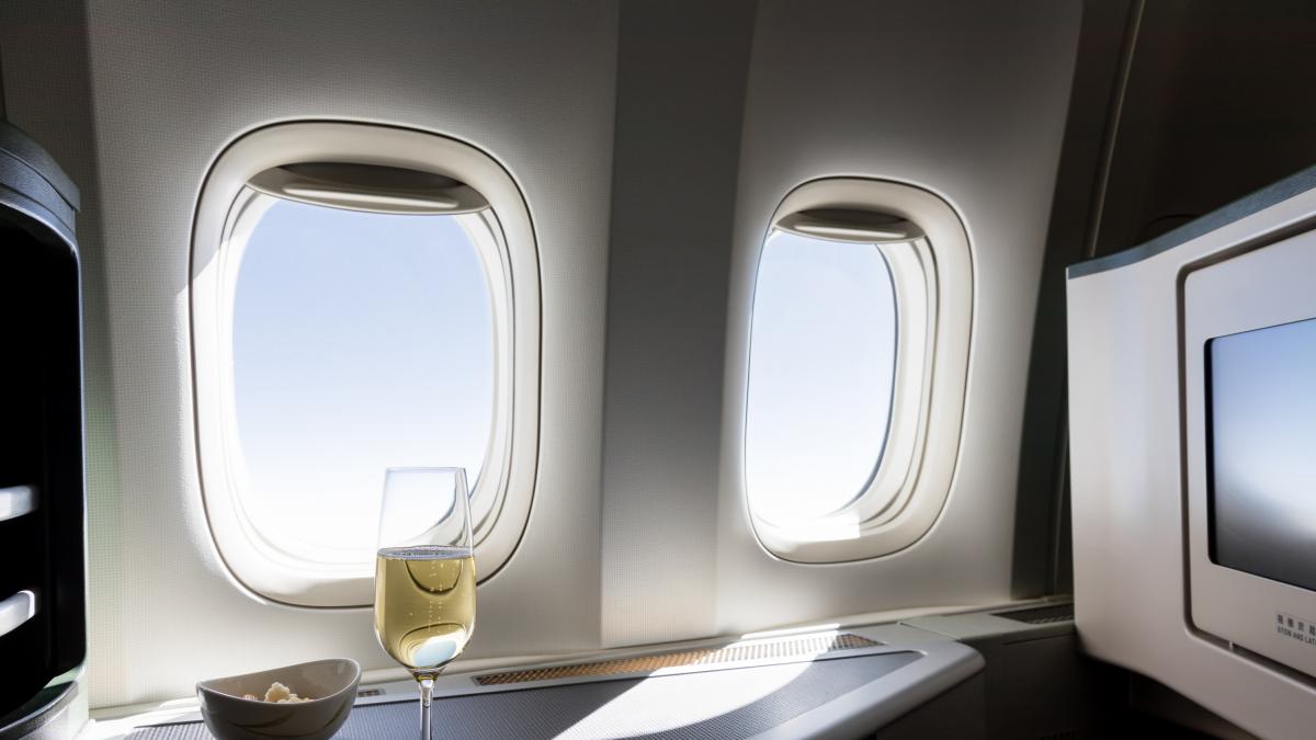 El alcalde se va de vacaciones, sube al avión y un azafato le entrega una servilleta con un mensaje inesperado