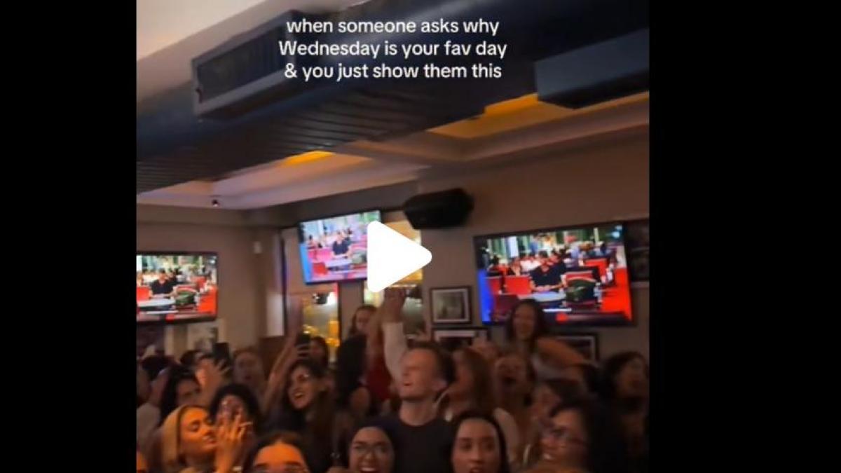 Cerveza y &#039;El verano en que me enamoré&#039;: el bar &#039;deportivo&#039; de NY que reúne cada miércoles a las fans de la serie de moda