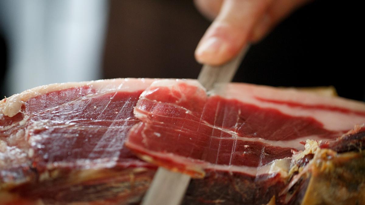 Una periodista británica viaja a Huelva en busca del mejor jamón del mundo y este es su veredicto