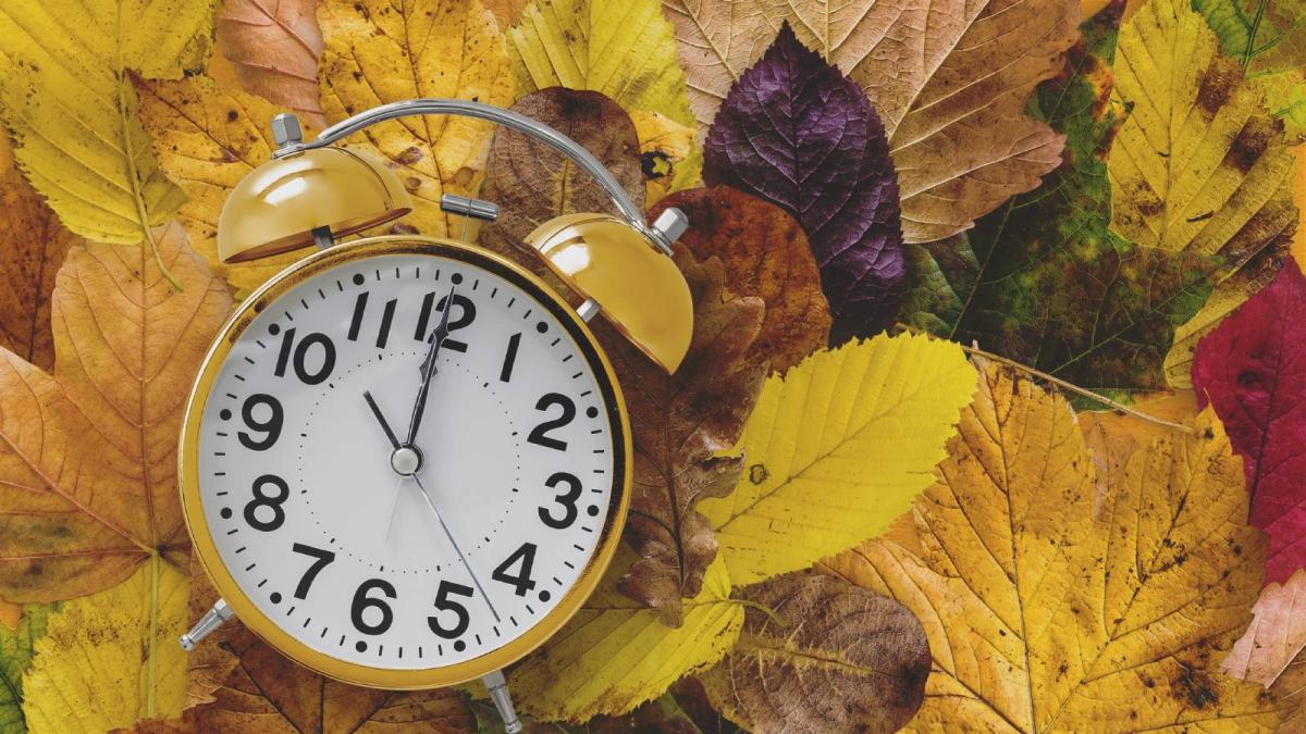 Cambio de hora en invierno 2025: cuándo jubilamos el horario de verano, por qué retrasamos relojes y el origen de la tradición