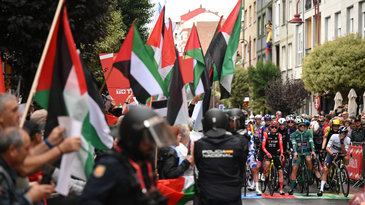 Los ciclistas de La Vuelta votan a favor de parar la carrera si se producen incidentes durante las etapas