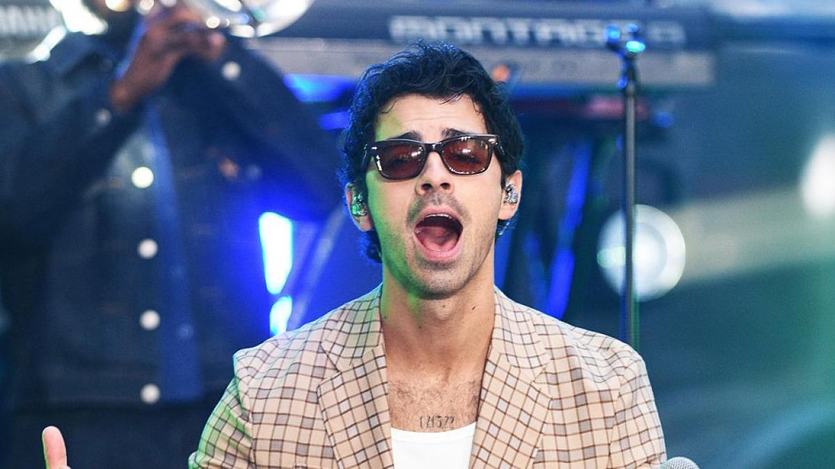 Joe Jonas zanja los rumores tras el vídeo de su pillada antes de salir al escenario: &quot;¿Nunca habéis tenido un moco?&quot;