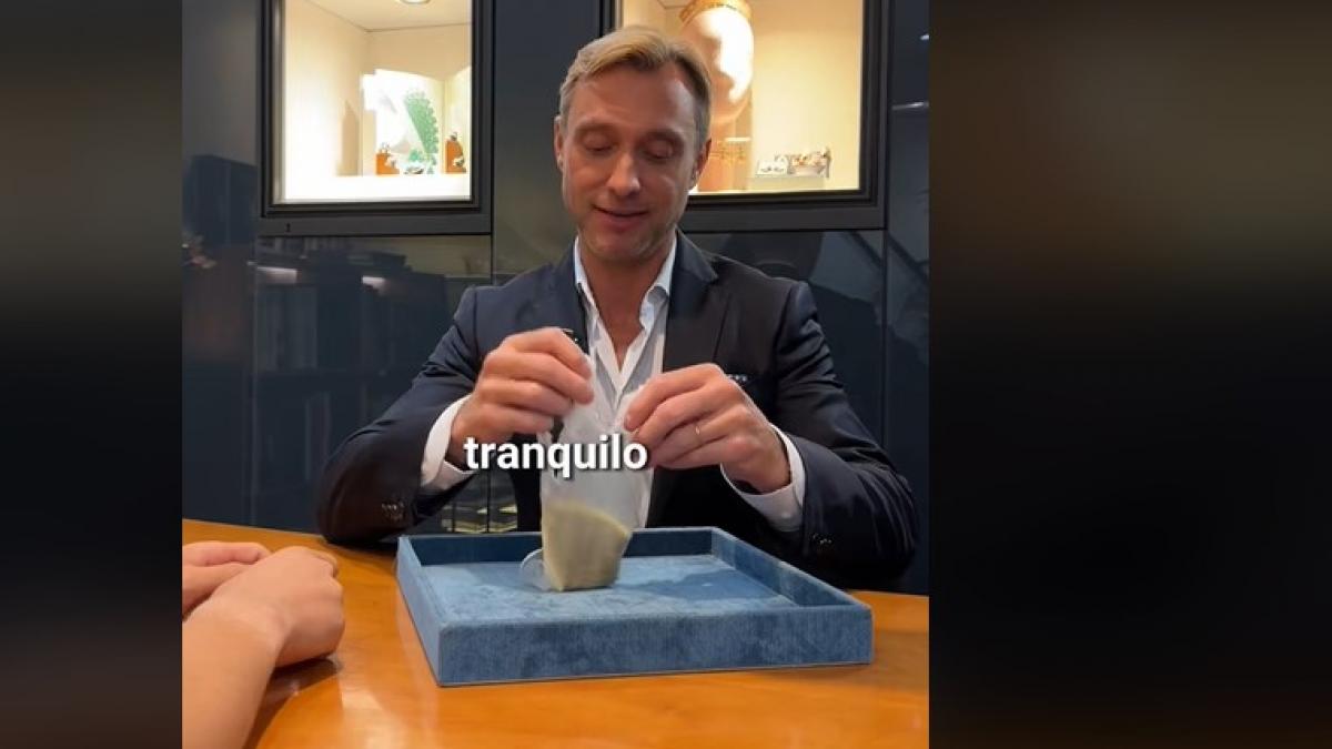 Lleva a tasar una pieza de joyería de 6.500€ : dónde la lleva envuelta y lo que hace al final vale oro