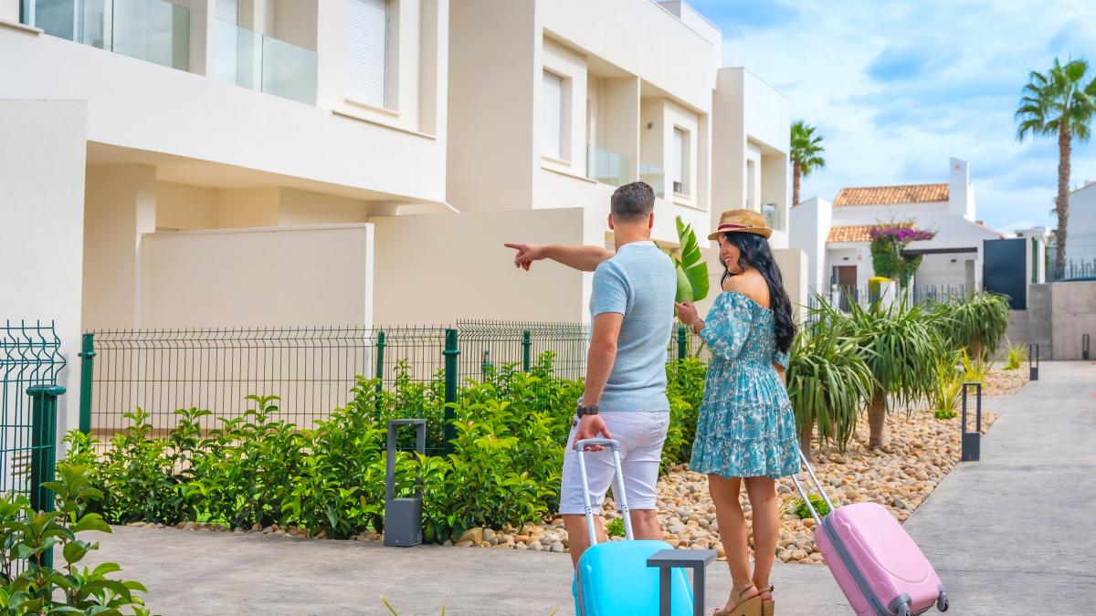 Malestar en una comunidad de propietarios de Valencia por el acceso de turistas a la piscina y zonas comunes
