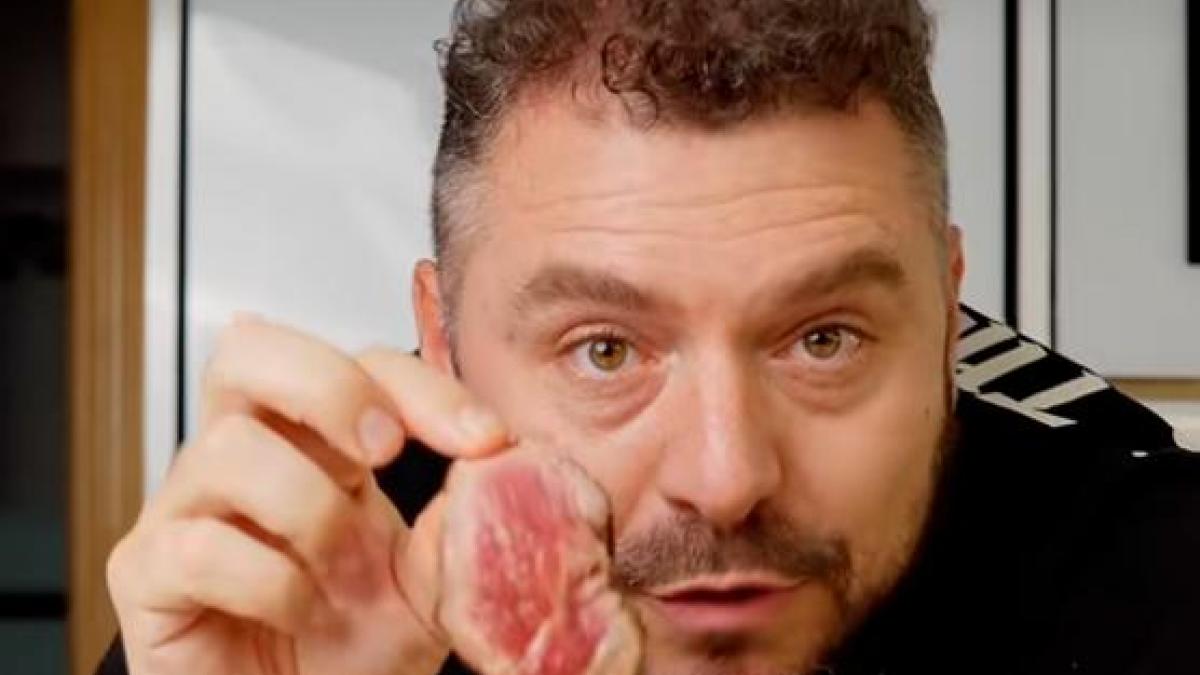 Un experto advierte de lo peligroso que es comerse así la hamburguesa: mucho cuidado con los niños