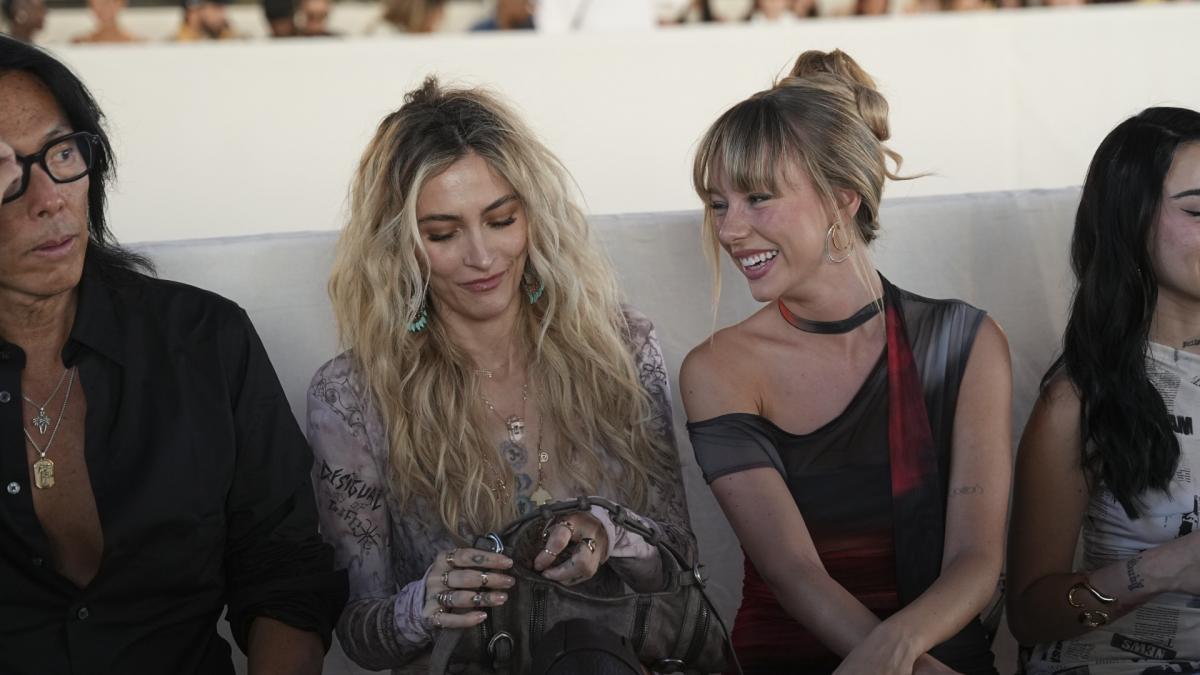 El antes y el después de Paris Jackson y Ester Expósito: historia de un reencuentro que ha acabado con peineta a los &#039;haters&#039;