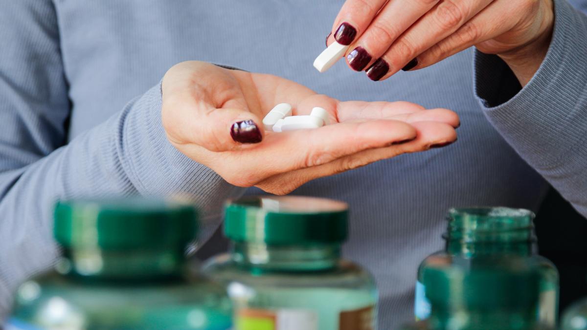 Jordi Mascaró Lamarca, médico geriatra: "Es difícil que alguien se suplemente vitamina B12 con pastillas toda la vida cuando el síntoma no está claro"