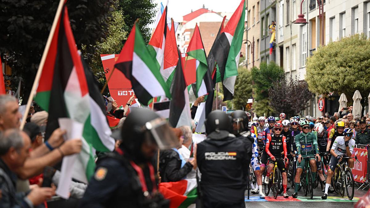 Un sociólogo da la puntilla a los que dicen que hay que separar deporte y política tras las protestas en Vuelta