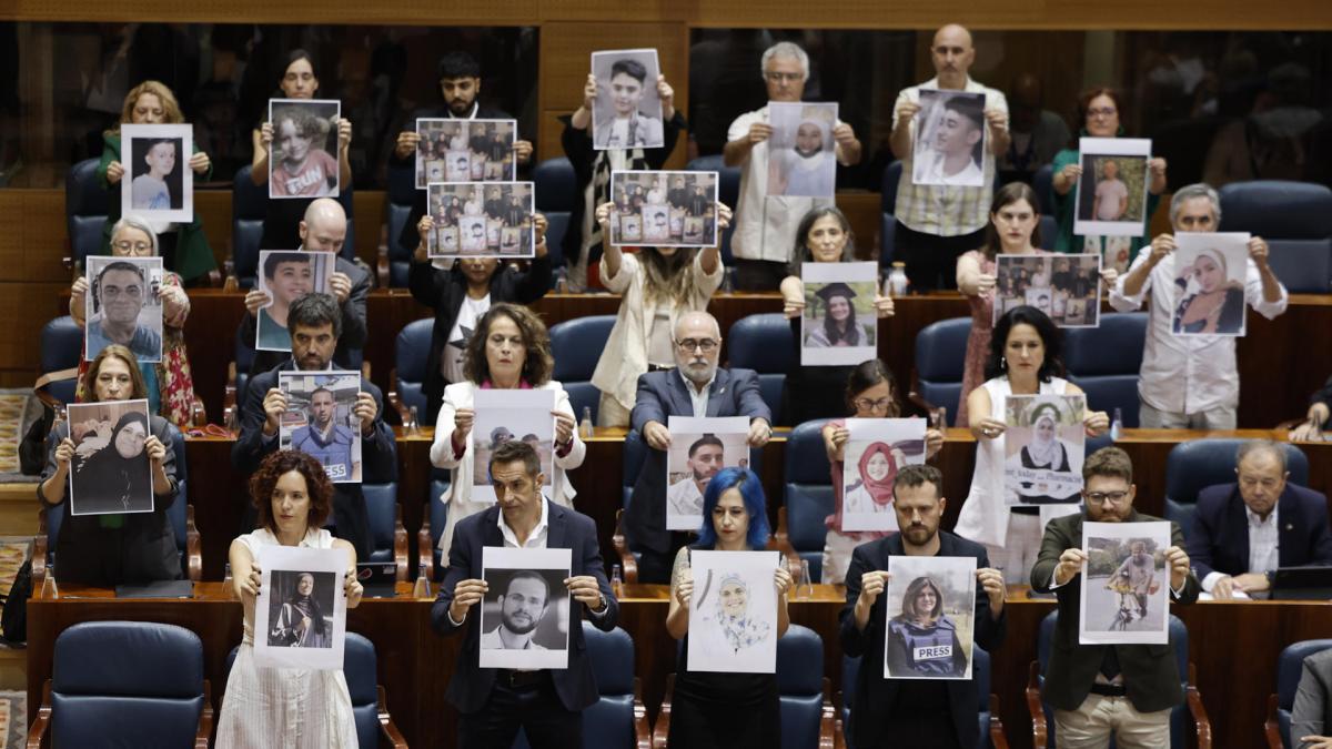 Más Madrid le muestra a Ayuso fotos de palestinos asesinados en Gaza