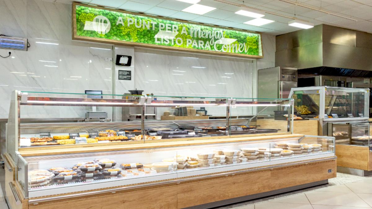 ¿Por qué cada vez hay más gente que come en los supermercados?