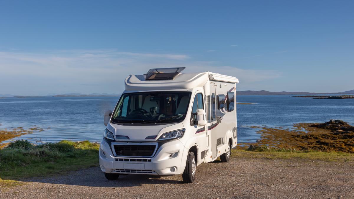 Una pareja británica consigue hacer de su autocaravana vieja una elegante casa de vacaciones en Benidorm: &quot;Mejor que cualquier sitio de Reino Unido y más barato&quot;