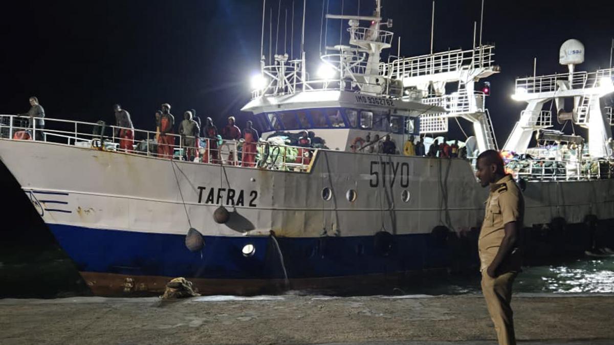 Rescatan a tres tripulantes españoles tras hundirse un pesquero gallego en Mauritania