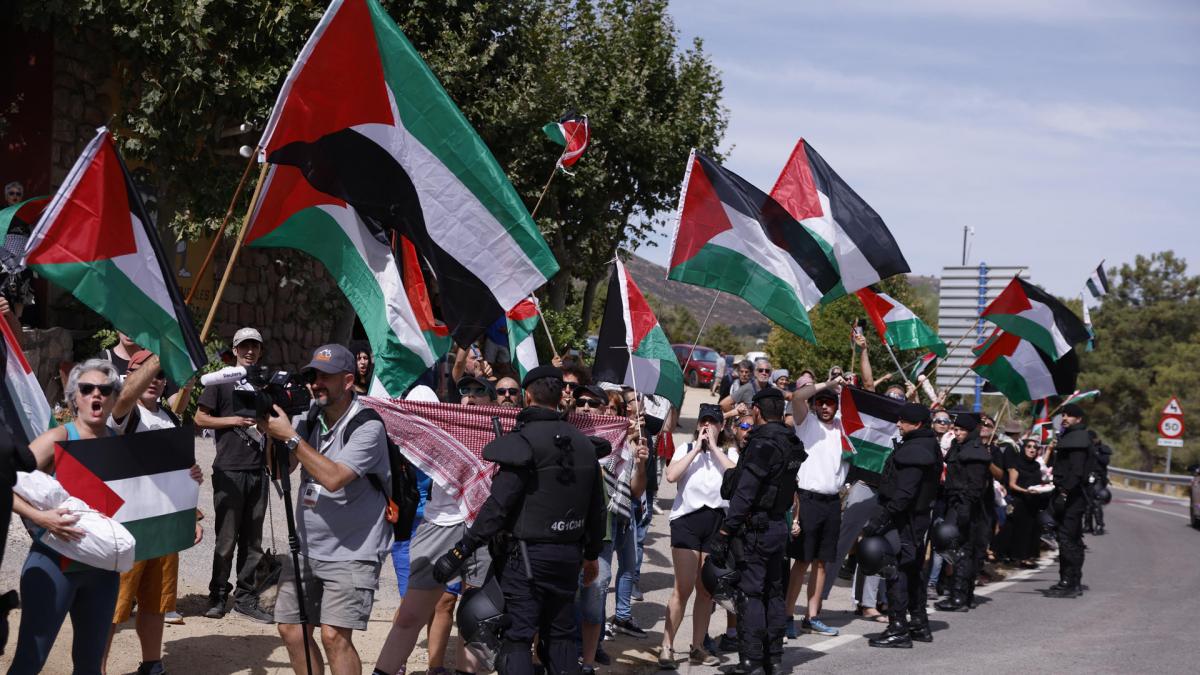 Un grupo de manifestantes bloquea el recorrido de La Vuelta por Navacerrada a pocos kilómetros de la meta