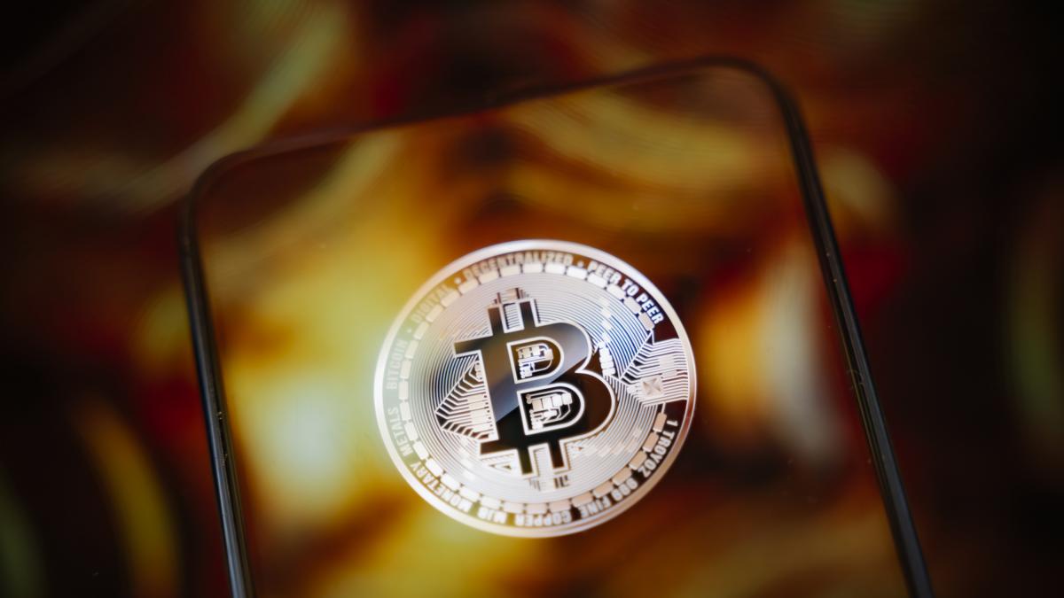 Un hombre activa su cuenta de criptomonedas después de 12 años y se coloca  en la élite de los dueños de bitcoins