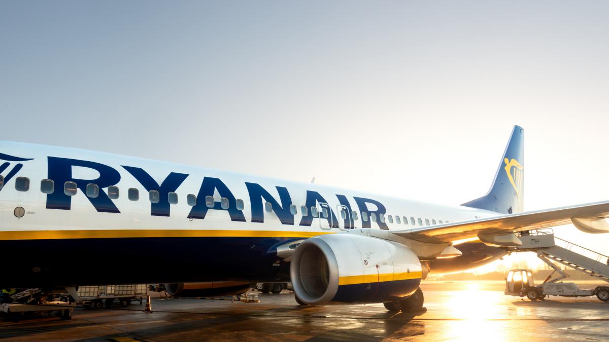 Investigan a Ryanair por cobrar a los padres para sentarse j