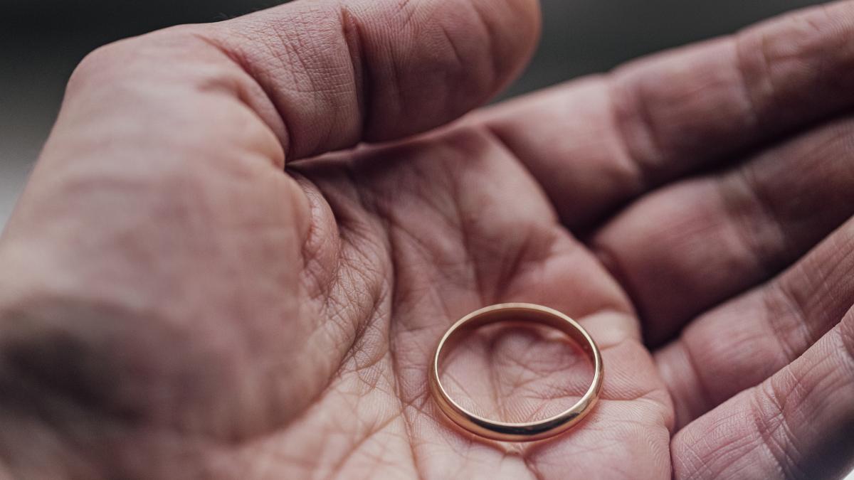 Una mujer acude desesperada a un comprador de oro y este último la detiene de inmediato (y con mucha razón)