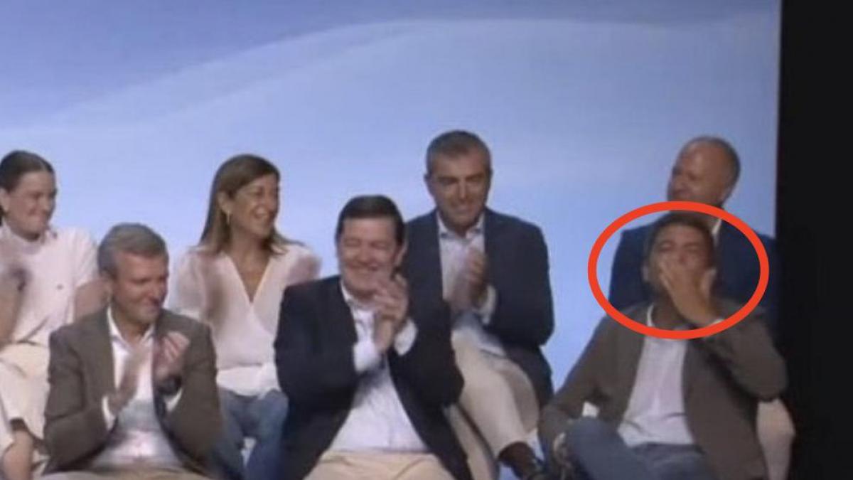 El gesto de Mazón en un acto que ha indignado a Gabriel Rufián:  Miserable, mentiroso y reincidente 
