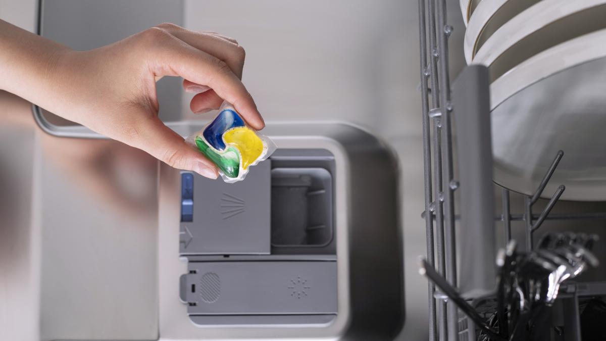 Carolyn Forté, experta con 40 años de experiencia, aclara cuál es la mejor forma de llenar el lavavajillas: "Los cuchillos hacia abajo y las cucharas se colocan alternas"